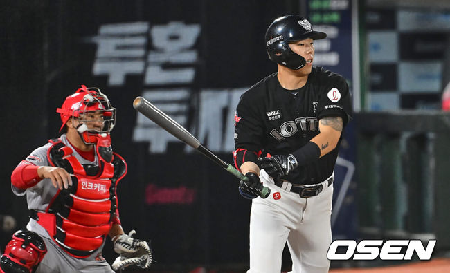 [OSEN=부산, 이석우 기자] 26일 부산 사직야구장에서 2024 신한 SOL 뱅크 KBO 리그 롯데 자이언츠와 KIA 타이거즈의 경기가 열렸다. 홈팀 롯데는 김진욱이 선발 출전하고 KIA는 알드레드가 선발 출전했다.롯데 자이언츠 고승민이 7회말 1사 1,3루 2루수 오른쪽 1타점 내야 안타를 치고 있다. 2024.06.26 / foto0307@osen.co.kr