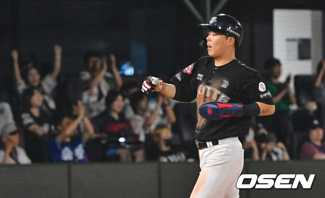 [OSEN=부산, 이석우 기자] 26일 부산 사직야구장에서 2024 신한 SOL 뱅크 KBO 리그 롯데 자이언츠와 KIA 타이거즈의 경기가 열렸다. 홈팀 롯데는 김진욱이 선발 출전하고 KIA는 알드레드가 선발 출전했다.롯데 자이언츠 고승민이 7회말 1사 2,3루 나승엽의 역전 1타점 우익수 희생플라이 때 득점을 올리고 하이파이브를 하고 있다. 2024.06.26 / foto0307@osen.co.kr