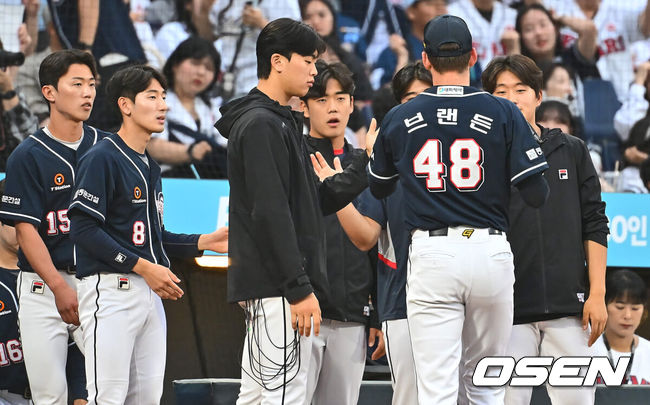 [OSEN=이석우 기자] 두산 브랜든 와델이 이닝을 마친 뒤 동료들의 격려를 받고 있다. 2024.06.06 / foto0307@osen.co.kr