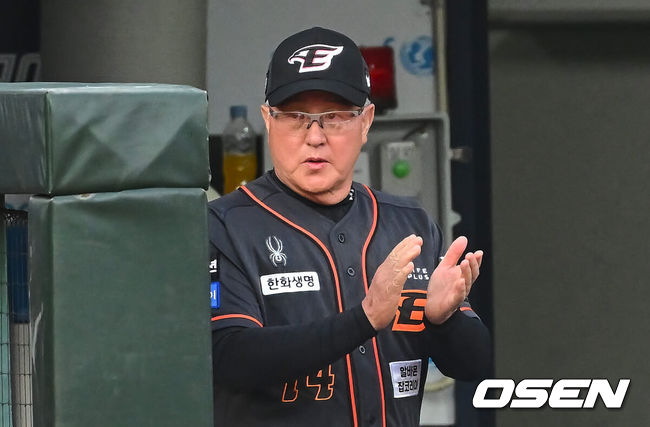 [OSEN=부산, 이석우 기자] 28일 부산 사직야구장에서 2024 신한 SOL 뱅크 KBO 리그 롯데 자이언츠와 한화 이글스의 경기가 열렸다. 홈팀 롯데는 윌커슨이 선발 출전하고 한화는 바리아가 선발 출전했다.한화 이글스 김경문 감독이 2회초 2사 3루 최재훈의 좌익수 앞 안타 때 득점을 올린 김태연을 보며 박수를 치고 있다. 2024.06.28 / foto0307@osen.co.kr