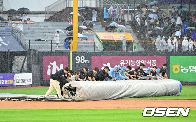 [OSEN=수원, 민경훈 기자] 4회말 1사 주자 1루 KT 황재균 타석에서 폭우로 인해 경기가 우천 중단되며 방수포가 깔리고 있다. 2024.06.29 / rumi@osen.co.kr