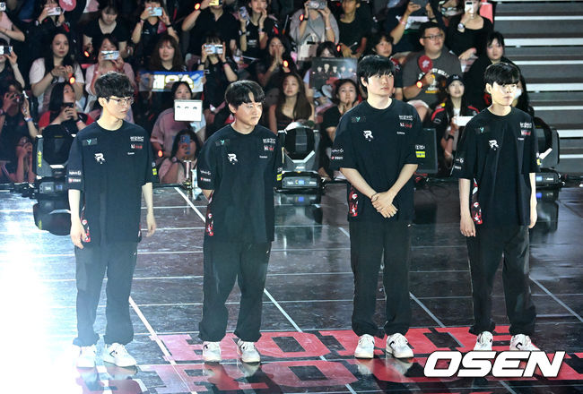 [OSEN=이대선 기자] 29일 경기 고양 소노 아레나에서 ‘2024 LOL 챔피언스 코리아(이하 LCK)’ 서머 1라운드 T1과 KT 롤스터의 경기가 열렸다.전통의 라이벌 T1과 KT 롤스터. 하지만 KT 롤스터는 T1에 3승 14패로 상대 전적에서 뒤처져 있다.KT 선수단이 경기를 준비하고 있다. 2024.06.29 /sunday@osen.co.kr