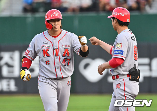 [OSEN=부산, 이석우 기자] 26일 부산 사직야구장에서 2024 신한 SOL 뱅크 KBO 리그 롯데 자이언츠와 KIA 타이거즈의 경기가 열렸다. 홈팀 롯데는 김진욱이 선발 출전하고 KIA는 알드레드가 선발 출전했다.KIA 타이거즈 나성범이 1회초 2사 1,3루 우익수 앞 1타점 안타를 치고 하이파이브를 하고 있다. 2024.06.26 / foto0307@osen.co.kr