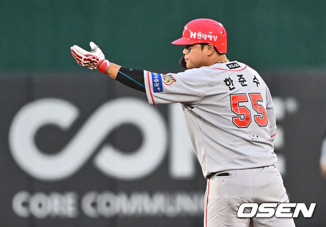 [OSEN=부산, 이석우 기자] 25일 부산 사직야구장에서 2024 신한 SOL 뱅크 KBO 리그 롯데 자이언츠와 KIA 타이거즈의 경기가 열렸다. 홈팀 롯데는 나균안이 선발 출전하고 KIA는 네일이 선발 출전했다.KIA 타이거즈 한준수가 2회초 2사 2,3루 2타점 우익수 뒤 2루타를 치고 세리머니를 하고 있다. 2024.06.25 / foto0307@osen.co.kr