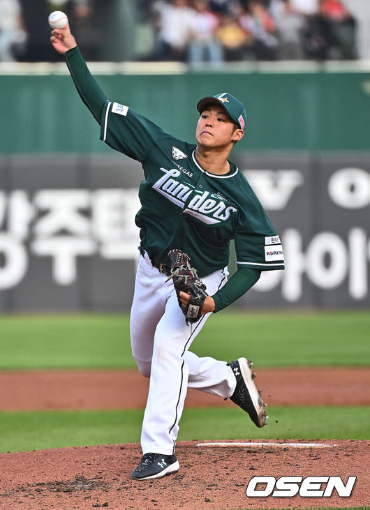 [OSEN=부산, 이석우 기자] 7일 부산 사직야구장에서 2024 신한 SOL 뱅크 KBO 리그 롯데 자이언츠와 SSG 랜더스의 경기가 열렸다. 홈팀 롯데는 이민석이 데뷔 첫 선발승에 도전하고 원정팀 SSG는 지난 1일 키움과의 데뷔전에서 첫 승리를 챙긴 시라카와가 선발로 출전한다.SSG 랜더스 선발 투수 시라카와가 역투하고 있다. 2024.06.07 / foto0307@osen.co.kr