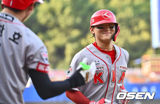 [OSEN=대구, 이석우 기자] 3일 대구삼성라이온즈파크에서 2024 신한 SOL 뱅크 KBO 리그 삼성 라이온즈와 KIA 타이거즈의 경기가 열렸다. 홈팀 삼성은 이승현이 선발 출전하고 방문팀 KIA는 알드레드가 선발로 출전했다. KIA 타이거즈 김도영이 1회초 중월 솔로 홈런을 치고 미소짓고 있다. 2024.07.03 / foto0307@osen.co.kr