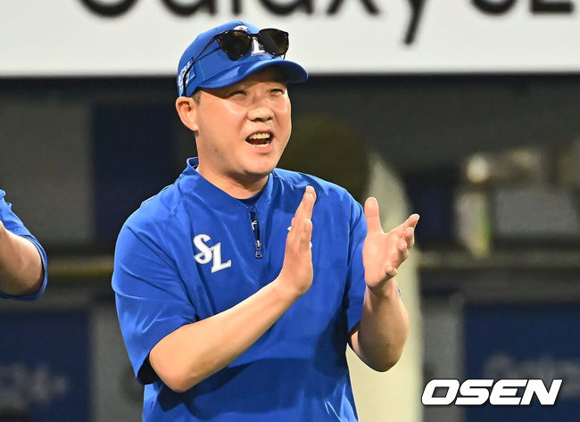 [OSEN=대구, 이석우 기자] 21일 대구삼성라이온즈파크에서 2024 신한 SOL 뱅크 KBO 리그 삼성 라이온즈와 두산 베어스의 경기가 열렸다. 전날 팀 50000안타 기록을 세운 홈팀 삼성은 이승현이 선발 출전하고 방문팀 두산은 최준호를 선발로 내세웠다. 삼성 라이온즈 박진만 감독이 두산 베어스에 7-4로 승리한 후 선수들에게 박수를 보내고 있다. 2024.06.21 / foto0307@osen.co.kr