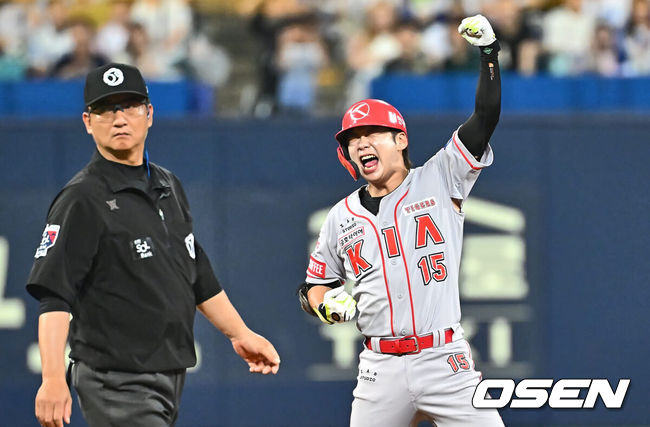 [OSEN=대구, 이석우 기자] 4일 대구삼성라이온즈파크에서 2024 신한 SOL 뱅크 KBO 리그 삼성 라이온즈와 KIA 타이거즈의 경기가 열렸다. 홈팀 삼성은 백정현이 선발 출전하고 방문팀 KIA는 양현종이 선발로 출전했다. KIA 타이거즈 박정우가 9회초 2사 1,2루 우익수 뒤 역전 2타점 2루타를 치고 포효하고 있다. 2024.07.04 / foto0307@osen.co.kr