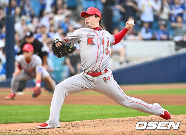 [OSEN=대구, 이석우 기자] 4일 대구삼성라이온즈파크에서 2024 신한 SOL 뱅크 KBO 리그 삼성 라이온즈와 KIA 타이거즈의 경기가 열렸다. 홈팀 삼성은 백정현이 선발 출전하고 방문팀 KIA는 양현종이 선발로 출전했다. KIA 타이거즈 선발 투수 양현종이 역투하고 있다. 2024.07.04 / foto0307@osen.co.kr