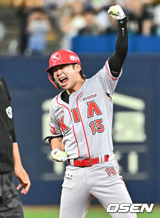 [OSEN=대구, 이석우 기자] 4일 대구삼성라이온즈파크에서 2024 신한 SOL 뱅크 KBO 리그 삼성 라이온즈와 KIA 타이거즈의 경기가 열렸다. 홈팀 삼성은 백정현이 선발 출전하고 방문팀 KIA는 양현종이 선발로 출전했다. KIA 타이거즈 박정우가 9회초 2사 1,2루 우익수 뒤 역전 2타점 2루타를 치고 포효하고 있다. 2024.07.04 / foto0307@osen.co.kr