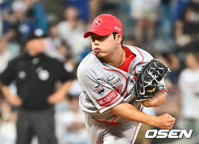 [OSEN=대구, 이석우 기자] 4일 대구삼성라이온즈파크에서 2024 신한 SOL 뱅크 KBO 리그 삼성 라이온즈와 KIA 타이거즈의 경기가 열렸다. 홈팀 삼성은 백정현이 선발 출전하고 방문팀 KIA는 양현종이 선발로 출전했다. KIA 타이거즈 황동하가 역투하고 있다. 2024.07.04 / foto0307@osen.co.kr