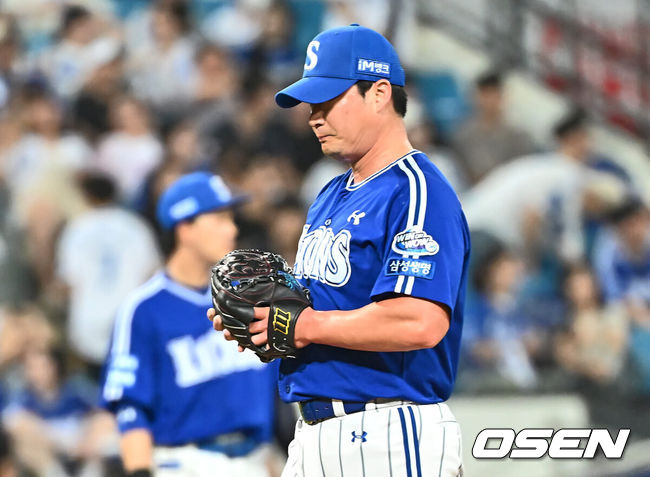 [OSEN=대구, 이석우 기자] 4일 대구삼성라이온즈파크에서 2024 신한 SOL 뱅크 KBO 리그 삼성 라이온즈와 KIA 타이거즈의 경기가 열렸다. 홈팀 삼성은 백정현이 선발 출전하고 방문팀 KIA는 양현종이 선발로 출전했다. 삼성 라이온즈 오승환이 9회초 2사 1루 KIA 타이거즈 소크라테스에게 우중월 2점 홈런을 맞고 아쉬워하고 있다. 2024.07.04 / foto0307@osen.co.kr