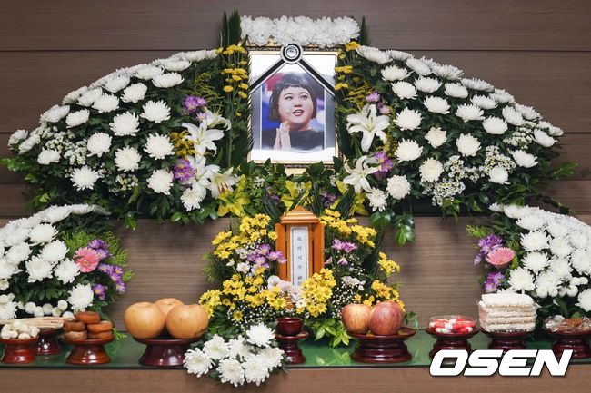 [OSEN=사진팀]  개그우먼 故 이지수의 빈소가 12일 서울 영등포구 신화요양병원 장례식장 2호실에 마련됐다.1993년생인 故 이지수는 윤형빈 소극장 출신이다. 2021년 tvN '코미디빅리그'를 통해 방송에 데뷔했다. '오동대학', '나의 장사일지', '코빅엔터', '취향저격수' 등 다양한 코너에 출연했다. 이외에도 故 이지수는 유튜브를 통해 활동했고, 최근 개그맨 신규진과 함께 '이마트24로 사는 법' 채널에 등장하기도 했다.고인의 사인은 아직 전해지지 않았다.한편 발인은 오는 13일 오전 6시 40분이며, 장지는 서울시립승화원이다. 2023. 06.02 사진공동취재단