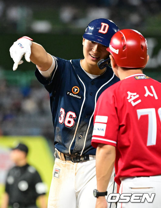 [OSEN=인천, 김성락 기자]  5일 오후 인천 미추홀구 SSG 랜더스 필드에서 ‘2024 신한 SOL BANK KBO리그 퓨처스올스타전 경기가 열렸다. 북부리그(한화 이글스·두산 베어스·LG 트윈스·SSG 랜더스·고양 히어로즈)는 이대진 한화 퓨처스 감독, 남부리그(상무·롯데 자이언츠·KIA 타이거즈·KT 위즈·NC 다이노스·삼성 라이온즈)는 박치왕 상무 감독이 이끈다.8회초 2사 북부 임종성이 안타를 날린 뒤 세리머니를 하고 있다. 2024.07.05 / ksl0919@osen.co.kr