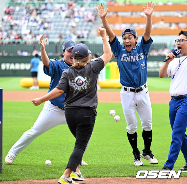 [OSEN=인천, 이대선 기자] 6일 오후 인천 SSG랜더스필드에서 ‘2024 신한 SOL BANK KBO리그’ 올스타전이 열린다.인천에서 프로야구 올스타전이 열리는 것은 2008년 이후 16년 만이다. 서머레이스 결승전에 진출한 드림 올스타 롯데 정보근, 황성빈이 환호하고 있다.  2024.07.06 /sunday@osen.co.kr