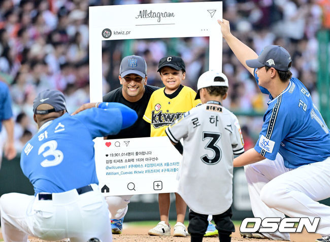 [OSEN=인천, 최규한 기자] 6일 오후 인천 SSG랜더스필드에서 ‘2024 신한 SOL BANK KBO리그’ 올스타전이 열렸다.인천에서 프로야구 올스타전이 열리는 것은 2008년 이후 16년 만이다. 3회초 드림 올스타 투수 KT 쿠에바스가 아들과 기념사진을 찍고 있다. 2024.07.06 / dreamer@osen.co.kr