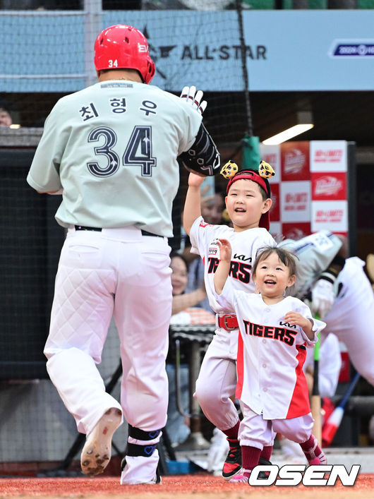 [OSEN=인천, 최규한 기자] 6일 오후 인천 SSG랜더스필드에서 ‘2024 신한 SOL BANK KBO리그’ 올스타전이 열렸다.인천에서 프로야구 올스타전이 열리는 것은 2008년 이후 16년 만이다. 2회초 무사 선두타자로 나선 나눔 올스타 KIA 최형우가 선제 솔로포를 날리고 홈을 밟은 뒤 자녀들과 인사를 나누고 있다. 2024.07.06 / dreamer@osen.co.kr