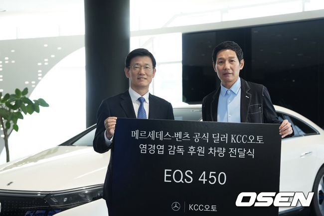 류인진 KCC오토(주) 대표이사(왼쪽)와 염경엽 LG 감독 / KCC오토(주) 제공 