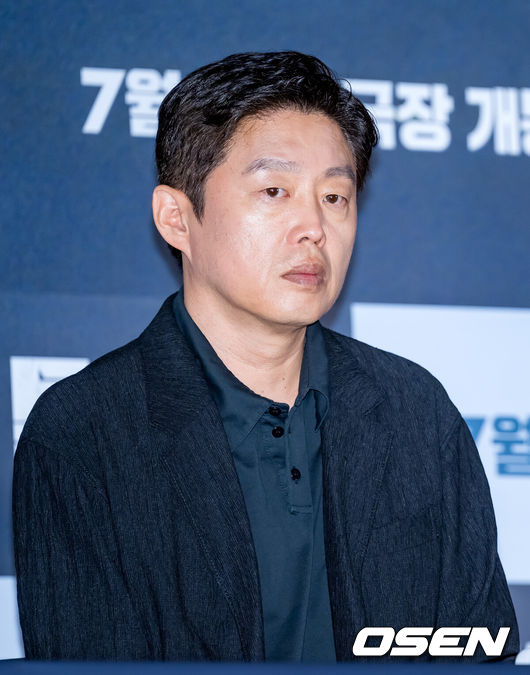 [OSEN=민경훈 기자] 8일 오후 서울 용산 CGV에서 영화 '탈출: 프로젝트 사일런스' 언론시사회가 열렸다.‘탈출’는 출연 배우인 고(故) 이선균이 지난해 사망 후 개봉하는 유작이다. 이 영화는 짙은 안개 속 연쇄 추돌 사고가 일어나고, 붕괴 위기의 공항대교에 풀려난 통제불능의 군사용 실험견들로부터 살아남기 위해 극한의 사투를 벌이는 사람들의 이야기.배우 김희원이 기자간담회 중 생각에 잠겨있다. 2024.07.08 / rumi@osen.co.kr