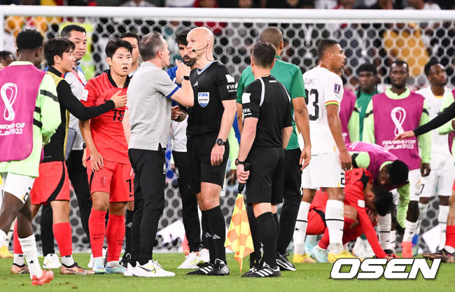        [OSEN=알 라이얀(카타르), 박준형 기자] 파울루 벤투 감독이 이끄는 축구대표팀은 28일(이하 한국시간) 카타르 알 라이얀의 에듀케이션 시티 스타디움에서 카타르 월드컵 H조 조별리그 2차전 가나와 맞대결을 펼쳐서 난타전 끝에 2-3으로 패했다.앞선 우루과이 상대로 0-0 무승부에 그친 한국은 잡아야 했던 가나 상대로 패배하면서 1무 1패로 조별리그 최하위로 떨어졌다. 한국은 3차전서 포르투갈과 맞붙는다.경기종료 후 파울루 벤투 감독이 테일러 주심에게 항의하고 있다  2022.11.28 /  soul1014@osen.co.kr