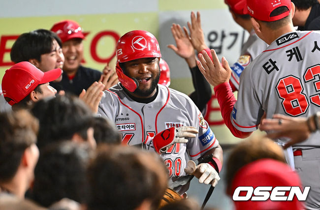 [OSEN=대구, 이석우 기자] 4일 대구삼성라이온즈파크에서 2024 신한 SOL 뱅크 KBO 리그 삼성 라이온즈와 KIA 타이거즈의 경기가 열렸다. 홈팀 삼성은 백정현이 선발 출전하고 방문팀 KIA는 양현종이 선발로 출전했다. KIA 타이거즈 소크라테스가 9회초 2사 1루 우중월 2점 홈런을 치고 기뻐하고 있다. 2024.07.04 / foto0307@osen.co.kr