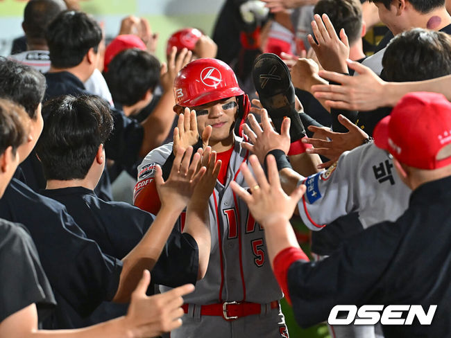 [OSEN=대구, 이석우 기자] 4일 대구삼성라이온즈파크에서 2024 신한 SOL 뱅크 KBO 리그 삼성 라이온즈와 KIA 타이거즈의 경기가 열렸다. 홈팀 삼성은 백정현이 선발 출전하고 방문팀 KIA는 양현종이 선발로 출전했다. KIA 타이거즈 김도영과 김선빈이 9회초 2사 1,2루 박정우의 우익수 뒤 역전 2타점 2루타 때 득점을 올리고 하이파이브를 하고 있다. 2024.07.04 / foto0307@osen.co.kr