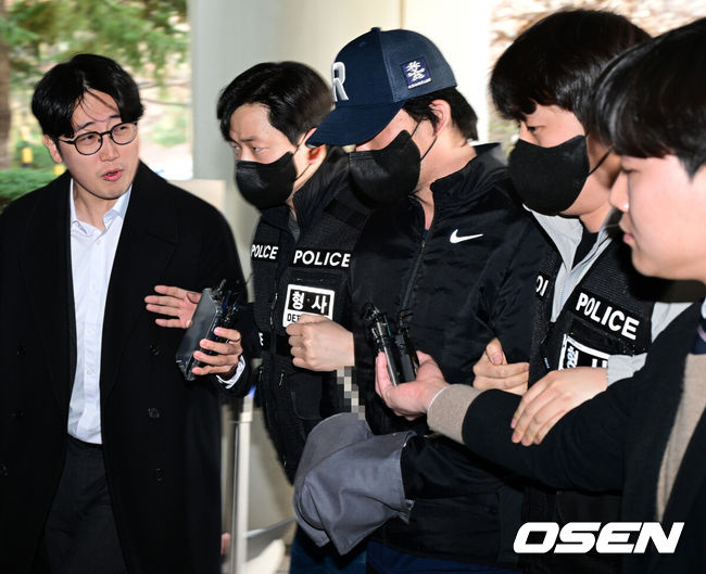 [OSEN=지형준 기자] 21일 오후 서울중앙지방법원에서 마약 투약한 혐의를 받는 전 야구선수 오재원의 영장실질심사가 열렸다.서울 강남경찰서는 지난 20일 오재원에 대해 마약류관리법 위반 혐의로 구속영장을 신청했다. 경찰은 이에 앞서 10일 오재원과 함께 있던 한 여성의 신고로 오재원을 마약 투약 혐의로 임의동행해 조사했다. 당시 오재원은 신고한 여성과 함께 마약 간이 시약검사에서 음성이 나와 귀가했지만 경찰의 추가 단서가 확인되며 19일 체포됐고, 이튿날 구속되는 사태에 이르렀다. 오재원이 구속 전 피의자 심문(영장실질심사)에 출석하고 있다. 2024.03.21 /jpnews@osen.co.kr