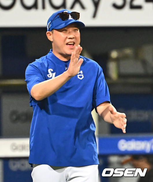 [OSEN=대구, 이석우 기자] 21일 대구삼성라이온즈파크에서 2024 신한 SOL 뱅크 KBO 리그 삼성 라이온즈와 두산 베어스의 경기가 열렸다. 전날 팀 50000안타 기록을 세운 홈팀 삼성은 이승현이 선발 출전하고 방문팀 두산은 최준호를 선발로 내세웠다. 삼성 라이온즈 박진만 감독이 두산 베어스에 7-4로 승리한 후 선수들과 하이파이브를 하고 있다. 2024.06.21 / foto0307@osen.co.kr