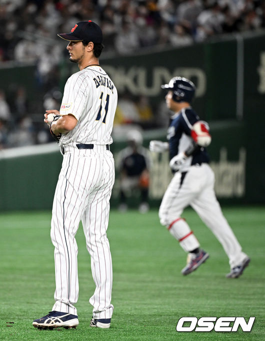 [OSEN=도쿄(일본), 손용호 기자] 이강철 감독이 이끄는 대한민국 월드베이스볼클래식(WBC) 대표팀이 10일 일본 도쿄돔에서 일본과 1라운드 B조 경기를 가졌다.3회초 무사 2루에서 일본 다르빗슈가 한국 양의지에 선제 좌월 투런포를 허용하며 아쉬워하고 있다. 2023.03.10 /spjj@osen.co.kr