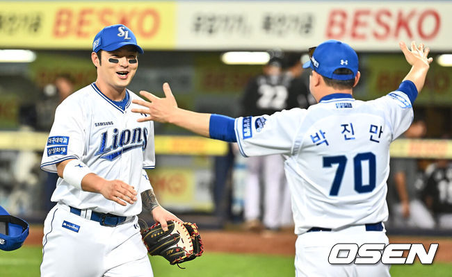 [OSEN=대구, 이석우 기자] 13일 대구삼성라이온즈파크에서 2024 신한 SOL 뱅크 KBO 리그 삼성 라이온즈와 LG 트윈스의 경기가 열렸다. 3연승으로 기세가 오른 삼성은 이호성을 선발로 출전시키고 3연패 중인 LG는 에이스 켈리를 내세워 반등을 노린다.한미 통산 400 홈런을 기록한 삼성 라이온즈 박병호가 LG 트윈스에 6-3으로 승리한 후 박진만 감독과 찐한 포옹을 하고 있다. 2024.06.13 / foto0307@osen.co.kr