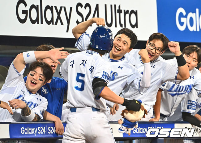 [OSEN=대구, 이석우 기자] 21일 대구삼성라이온즈파크에서 2024 신한 SOL 뱅크 KBO 리그 삼성 라이온즈와 두산 베어스의 경기가 열렸다. 전날 팀 50000안타 기록을 세운 홈팀 삼성은 이승현이 선발 출전하고 방문팀 두산은 최준호를 선발로 내세웠다. 삼성 라이온즈 구자욱이 5회말 2사 1루 우중월 2점 홈런을 치고 하이파이브를 하고 있다. 2024.06.21 / foto0307@osen.co.kr