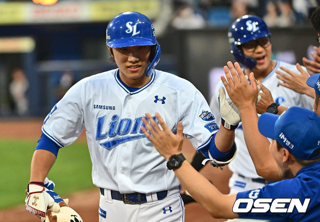 [OSEN=대구, 이석우 기자] 13일 대구삼성라이온즈파크에서 2024 신한 SOL 뱅크 KBO 리그 삼성 라이온즈와 LG 트윈스의 경기가 열렸다. 3연승으로 기세가 오른 삼성은 이호성을 선발로 출전시키고 3연패 중인 LG는 에이스 켈리를 내세워 반등을 노린다.삼성 라이온즈 이재현이 5회말 2사 2루 좌월 2점 홈런을 치고 하이파이브를 하고 있다. 2024.06.13 / foto0307@osen.co.kr