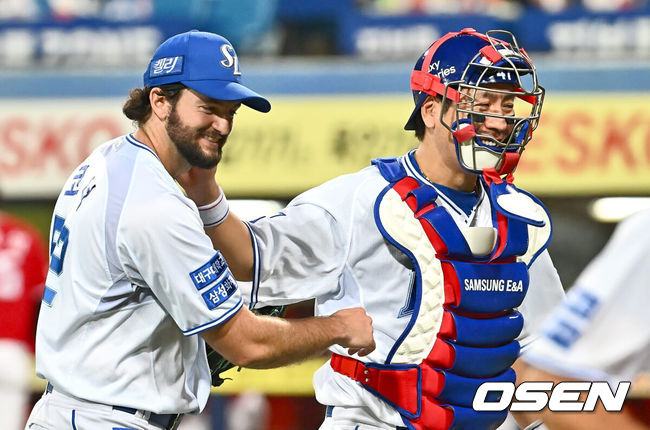 [OSEN=대구, 이석우 기자] 20일 대구삼성라이온즈파크에서 2024 신한 SOL 뱅크 KBO 리그 삼성 라이온즈와 SSG 랜더스의 경기가 열렸다. 3연패의 늪에서 벗어난 삼성은 코너를 내세워 위닝 시리즈에 도전하고 SSG는 2년 차 우완 송영진을 선발 투수로 내세웠다. 삼성 라이온즈 선발 투수 코너가 7회초 2사 1,3루 SSG 랜더스 오태곤을 유격수 앞 땅볼로 잡고 강민호와 하이파이브를 하고 있다. 2024.06.20 / foto0307@osen.co.kr