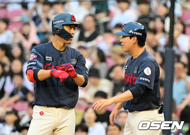 [OSEN=잠실, 지형준 기자] 3일 오후 서울 잠실야구장에서 2024 신한 SOL Bank KBO리그 두산 베어스와 롯데 자이언츠의 경기가 열렸다.이날 두산은 알칸타라, 롯데는 박세웅을 선발로 내세웠다.2회초 1사 만루에서 롯데 노진혁이 2타점 적시타를 날리며 기뻐하고 있다.  / jpnews@osen.co.kr