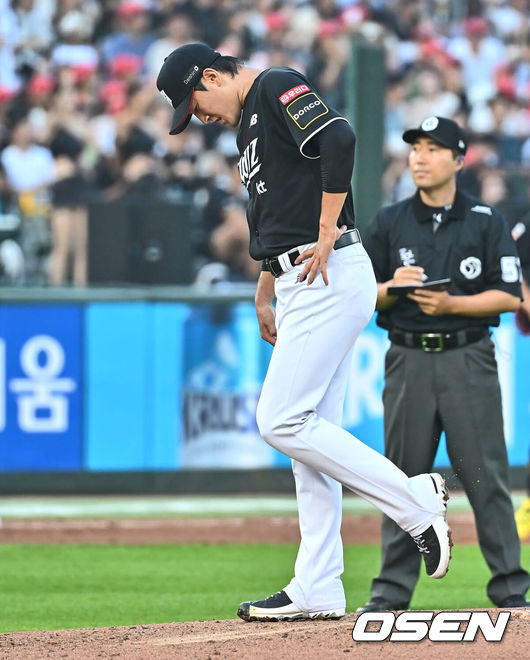 [OSEN=부산, 이석우 기자] 12일 부산 사직야구장에서 2024 신한 SOL 뱅크 KBO 리그 롯데 자이언츠와 KT 위즈의 경기가 열렸다. 홈팀 롯데는 박세웅이 선발 출전하고 KT 위즈는 고영표가 선발 출전했다.KT 위즈 선발투수 고영표가 2회말 1사 만루 롯데 자이언츠 고승민에게 중견수 왼쪽 2타점 2루타를 맞고 아쉬워하고 있다. 2024.07.12 / foto0307@osen.co.kr