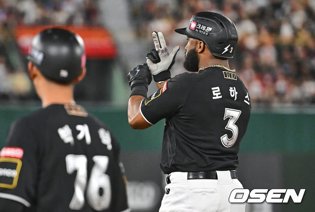 [OSEN=부산, 이석우 기자] 12일 부산 사직야구장에서 2024 신한 SOL 뱅크 KBO 리그 롯데 자이언츠와 KT 위즈의 경기가 열렸다. 홈팀 롯데는 박세웅이 선발 출전하고 KT 위즈는 고영표가 선발 출전했다.KT 위즈 로하스가 7회초 1사 2,3루 좌익수 앞 동점 2타점 안타를 치고 세리머니를 하고 있다. 2024.07.12 / foto0307@osen.co.kr