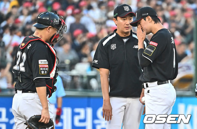 [OSEN=부산, 이석우 기자] 12일 부산 사직야구장에서 2024 신한 SOL 뱅크 KBO 리그 롯데 자이언츠와 KT 위즈의 경기가 열렸다. 홈팀 롯데는 박세웅이 선발 출전하고 KT 위즈는 고영표가 선발 출전했다.KT 위즈 선발투수 고영표가 2회말 1사 만루 롯데 자이언츠 고승민에게 중견수 왼쪽 2타점 2루타를 맞고 아쉬워하고 있다. 2024.07.12 / foto0307@osen.co.kr