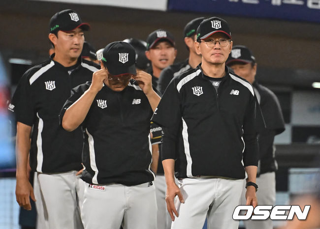 [OSEN=부산, 이석우 기자] 12일 부산 사직야구장에서 2024 신한 SOL 뱅크 KBO 리그 롯데 자이언츠와 KT 위즈의 경기가 열렸다. 홈팀 롯데는 박세웅이 선발 출전하고 KT 위즈는 고영표가 선발 출전했다.KT 위즈 이강철 감독이 롯데 자이언츠에 5-4 역전승을 거두고 미소짓고 있다. 2024.07.12 / foto0307@osen.co.kr