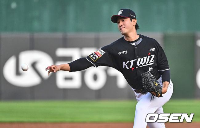 [OSEN=부산, 이석우 기자] 12일 부산 사직야구장에서 2024 신한 SOL 뱅크 KBO 리그 롯데 자이언츠와 KT 위즈의 경기가 열렸다. 홈팀 롯데는 박세웅이 선발 출전하고 KT 위즈는 고영표가 선발 출전했다.KT 위즈 선발 투수 고영표가 역투하고 있다. 2024.07.12 / foto0307@osen.co.kr