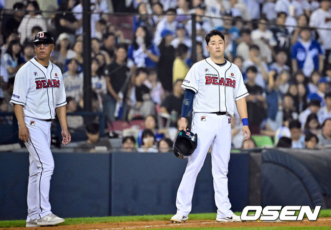 [OSEN=잠실, 조은정 기자]12일 오후 서울 잠실야구장에서 2024 신한 SOL Bank KBO리그 두산 베어스와 삼성 라이온즈의 경기가 열렸다.이날 홈팀 두산은 곽빈을, 방문팀 삼성은 백정현을 선발 투수로 내세웠다.8회말 두산 선두타자 양석환이 홈런을 날렸으나 비디오 판독으로 3루타로 번복됐다. 이승엽 감독은 비디오 판독 항의로 퇴장. 양석환이 더그아웃에서 나와 다시 3루를 밟고 있다. 2024.07.12 /cej@osen.co.kr