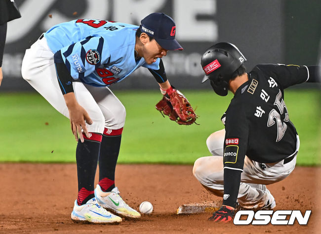 [OSEN=부산, 이석우 기자] 12일 부산 사직야구장에서 2024 신한 SOL 뱅크 KBO 리그 롯데 자이언츠와 KT 위즈의 경기가 열렸다. 홈팀 롯데는 박세웅이 선발 출전하고 KT 위즈는 고영표가 선발 출전했다.KT 위즈 박민석이 9회초 무사 1루 김상수 타석때 2루 도루를 시도, 롯데 자이언츠 박승욱이 볼을 놓치는 사이 세이프되고 있다. 2024.07.12 / foto0307@osen.co.kr