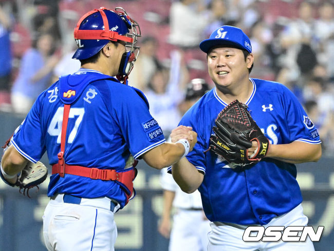 [OSEN=잠실, 조은정 기자]2024시즌 사자는 곰을 만나면 ‘무적’이다.프로야구 삼성 라이온즈는 12일 서울 잠실구장에서 열린 2024 신한 SOL뱅크 KBO리그 두산 베어스와의 시즌 10차전에서 9-5로 승리했다. 삼성 강민호, 이승현 배터리가 승리를 기뻐하고 있다. 2024.07.12 /