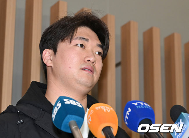 [OSEN=인천공항, 김성락 기자] 9일 오후 미국프로야구 메이저리그 샌디에이고 파드리스와 계약한 고우석이 스프링캠프에 참석하기 위해 미국으로 출국했다. 고우석이 취재진의 질문에 대답하고 있다. 2024.02.09 / ksl0919@osen.co.kr