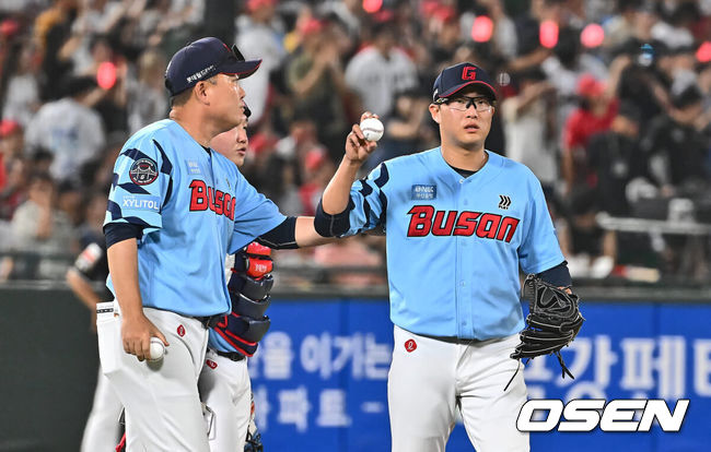 [OSEN=부산, 이석우 기자] 12일 부산 사직야구장에서 2024 신한 SOL 뱅크 KBO 리그 롯데 자이언츠와 KT 위즈의 경기가 열렸다. 홈팀 롯데는 박세웅이 선발 출전하고 KT 위즈는 고영표가 선발 출전했다.롯데 자이언츠 선발 투수 박세웅이 7회초 2실점 후 교체되고 있다. 2024.07.12 / foto0307@osen.co.kr