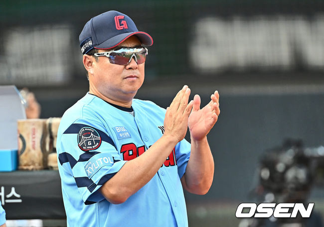 [OSEN=부산, 이석우 기자] 12일 부산 사직야구장에서 2024 신한 SOL 뱅크 KBO 리그 롯데 자이언츠와 KT 위즈의 경기가 열렸다. 홈팀 롯데는 박세웅이 선발 출전하고 KT 위즈는 고영표가 선발 출전했다.롯데 자이언츠 김태형 감독이 박수를 치고 있다. 2024.07.12 / foto0307@osen.co.kr