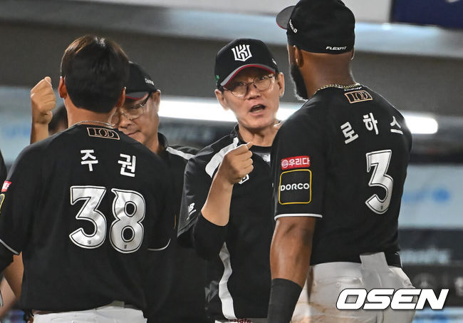 [OSEN=부산, 이석우 기자] 12일 부산 사직야구장에서 2024 신한 SOL 뱅크 KBO 리그 롯데 자이언츠와 KT 위즈의 경기가 열렸다. 홈팀 롯데는 박세웅이 선발 출전하고 KT 위즈는 고영표가 선발 출전했다.KT 위즈 이강철 감독이 롯데 자이언츠에 5-4 역전승을 거두고 로하스와 하이파이브를 하고 있다. 2024.07.12 / foto0307@osen.co.kr