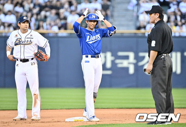 [OSEN=잠실, 조은정 기자]14일 오후 서울 잠실야구장에서 2024 신한 SOL Bank KBO리그 두산 베어스와 삼성 라이온즈의 경기가 열렸다.이날 홈팀 두산은 발라조빅을, 방문팀 삼성은 이승현을 선발 투수로 내세웠다.7회초 2사 2루 삼성 이재현이 동점 적시 2루타를 날린 뒤 세리머니를 하고 있다. 2024.07.14 /cej@osen.co.kr