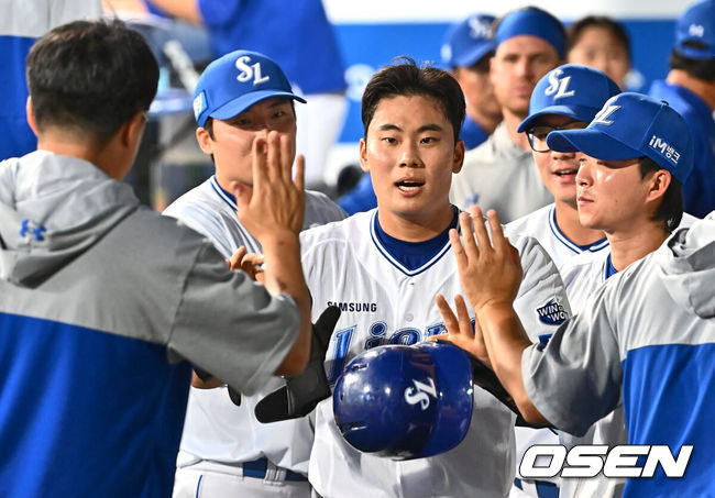 [OSEN=대구, 이석우 기자] 19일 대구삼성라이온즈파크에서 2024 신한 SOL 뱅크 KBO 리그 삼성 라이온즈와 SSG 랜더스의 경기가 열렸다. 홈팀 삼성은 어깨 부상에서 돌아온 원태인이 선발 출전하고 방문팀 SSG는 삼성을 상대로 2경기(11이닝) 2승을 챙긴 오원석이 선발 출전한다.삼성 라이온즈 이창용이 5회말 2사 1루 중견수 왼쪽 데뷔 첫 안타를 치고 동료들의 축하를 받고 있다. 2024.06.19 / foto0307@osen.co.kr