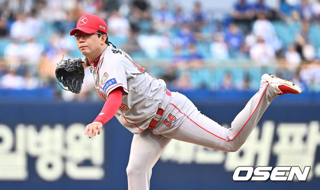 [OSEN=대구, 이석우 기자] 4일 대구삼성라이온즈파크에서 2024 신한 SOL 뱅크 KBO 리그 삼성 라이온즈와 KIA 타이거즈의 경기가 열렸다. 홈팀 삼성은 백정현이 선발 출전하고 방문팀 KIA는 양현종이 선발로 출전했다. KIA 타이거즈 선발 투수 양현종이 역투하고 있다. 2024.07.04 / foto0307@osen.co.kr