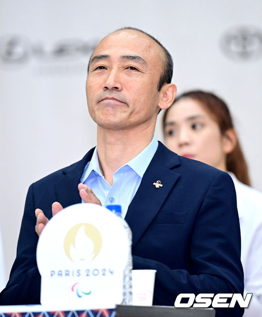 [OSEN=이천, 최규한 기자] 15일 경기도 이천 대한장애인체육회 이천선수촌에서 ‘2024 파리 패럴림픽대회’ D-50 미디어데이 및 훈련공개가 진행됐다.파리 패럴림픽은 오는 8월 28일부터 9월 8일까지 12일 간 프랑스 파리에서 열리며 우리나라에서는 170명의 선수단(선수 82명, 임원 88명)이 참가할 예정이다.정진완 대한장애인체육회 회장이 박수를 보내고 있다. 2024.07.15 / dreamer@osen.co.kr